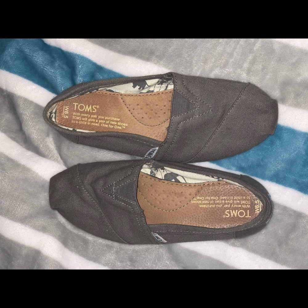Women’s grey toms